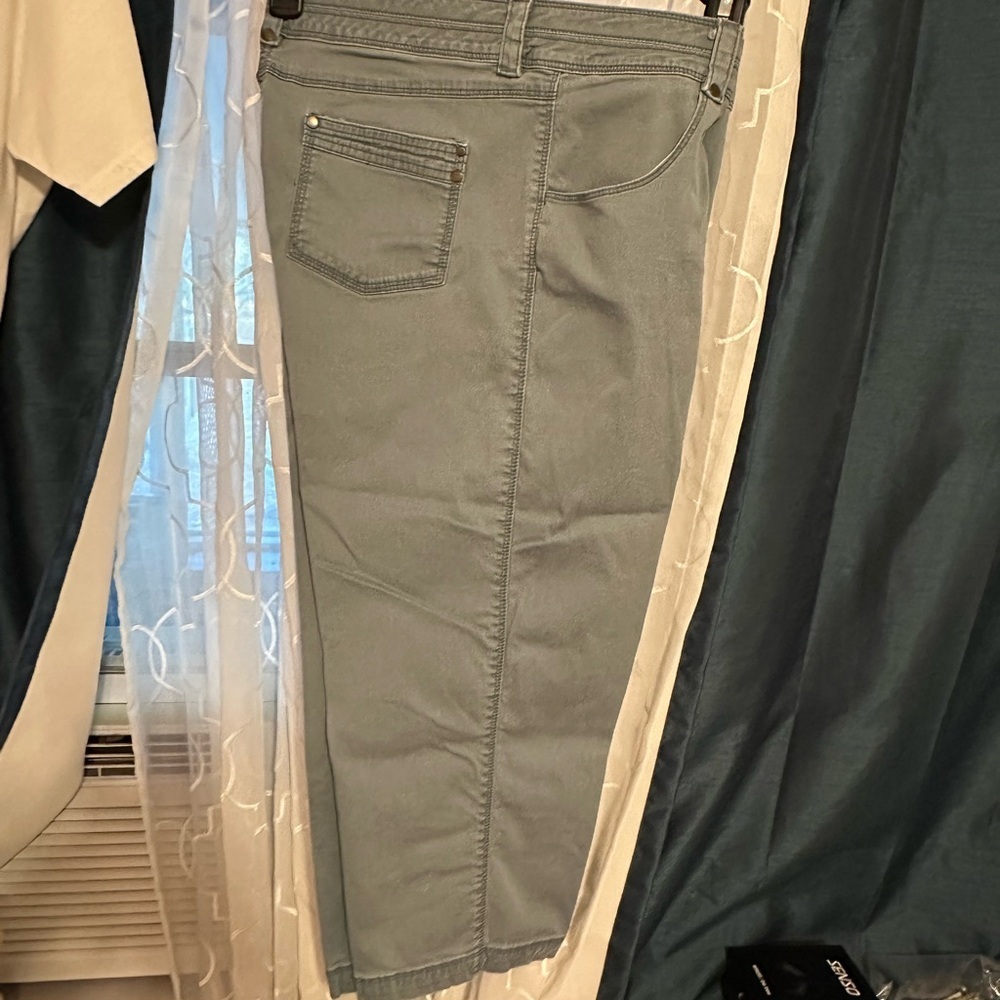 Liz Claiborne Women's light Green Capris